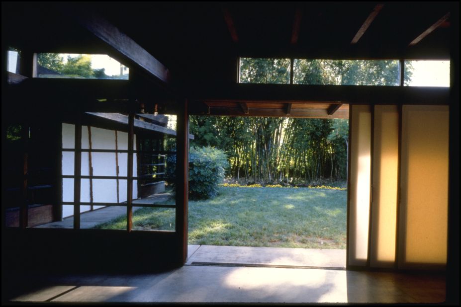 The house was designed to be shared with another couple, with a room for each of the four inhabitants. Finished in 1922, the house sought to integrate indoor and outdoor spaces.