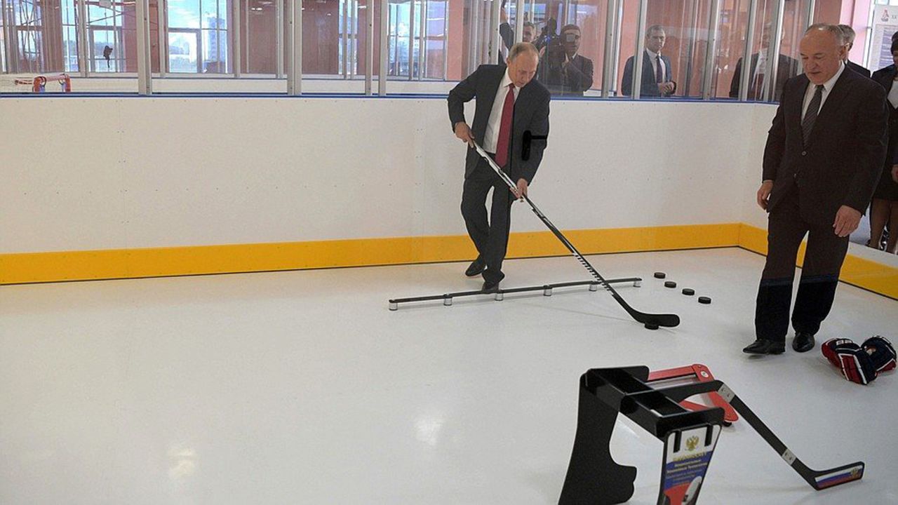 Putin visits new hockey school in Yaroslavl.