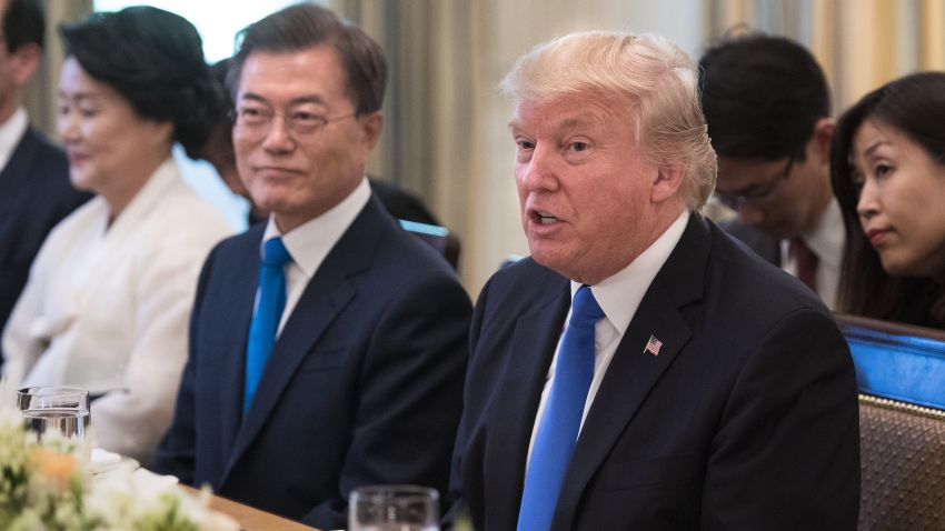 US President Donald Trump (R) and South Korean President Moon Jae-in have dinner at the White House June 29, 2017 in Washington, D.C.