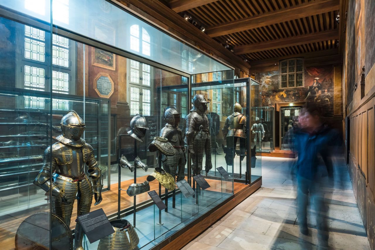 The Musée de l'Armée contains galleries dedicated to arms and armor ranging from the 13th to the 17th century. 
