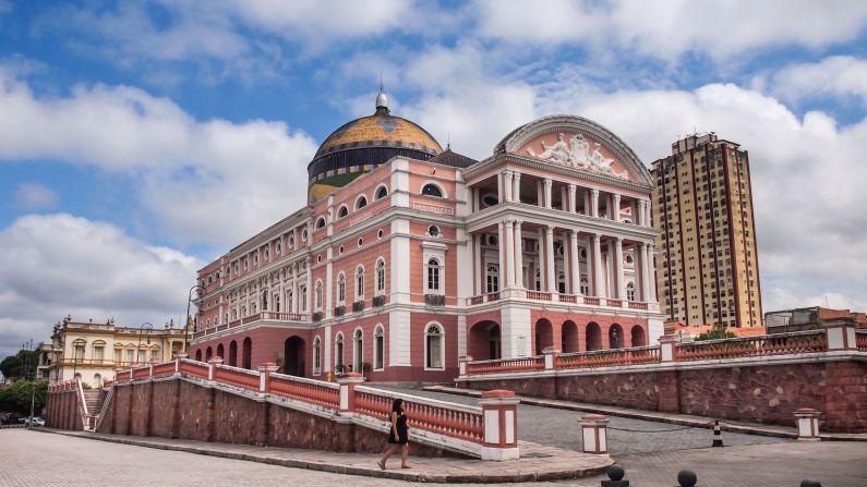 <strong>Teatro Amazonas:</strong> This 19th-century building hosts performances from ballet to opera to the White Stripes.