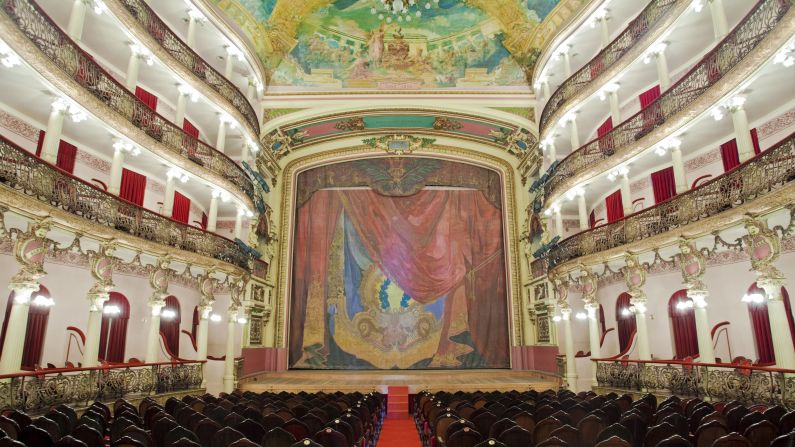 <strong>Teatro Amazonas:</strong> It took 15 years to complete and includes tiles, stained glass and other elements brought from Europe.