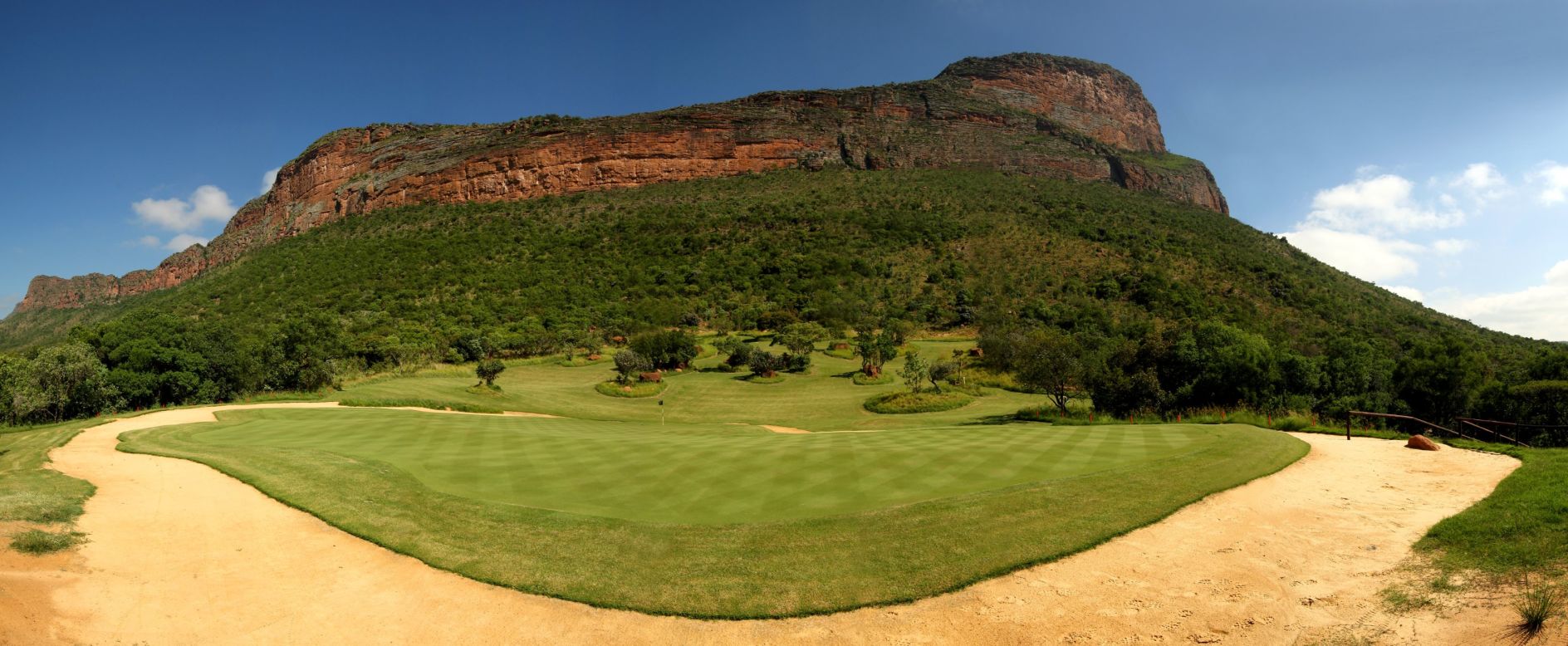The course is one of the longest in the world. Normally playing at 6,534 meters it can be extended to 7,748m.