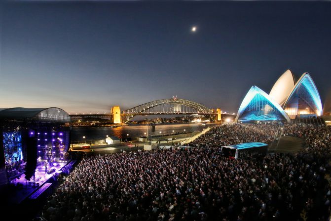 <strong>Catch a show</strong>: Sydney is buzzing with events and performances every night of the week.<br />The first place that jumps to mind is the iconic <a href="index.php?page=&url=https%3A%2F%2Fwww.sydneyoperahouse.com%2F" target="_blank" target="_blank">Sydney Opera House</a>, designed by Jørn Utzon. A UNESCO World Heritage site, this incredible piece of architecture doesn't just do opera. You'll also find stand-up comedy, theater, ballets, indie concerts and more. 
