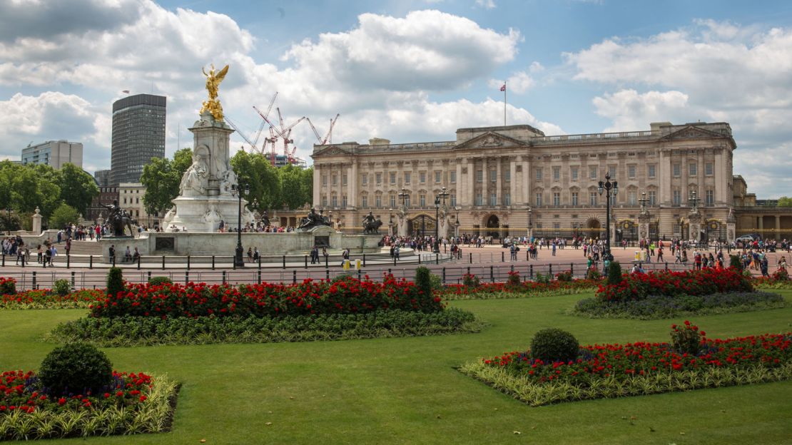 Buckingham Palace has 775 rooms including 19 State rooms, 52 Royal and guest bedrooms and 78 bathrooms. 