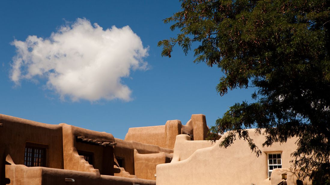 <strong>Santa Fe Adobe:</strong> The city nods to its past by maintaining its building's historic adobe facades.
