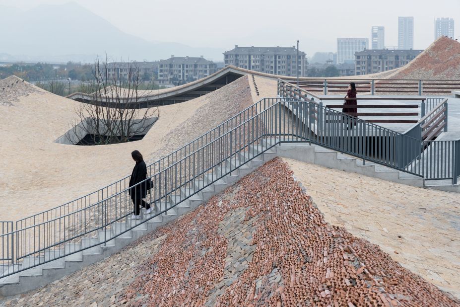 The roof of the complex was designed to blend with the mountain scenery around it. Fuyang is renowned for its mountains, which has often been featured in traditional Chinese paintings.