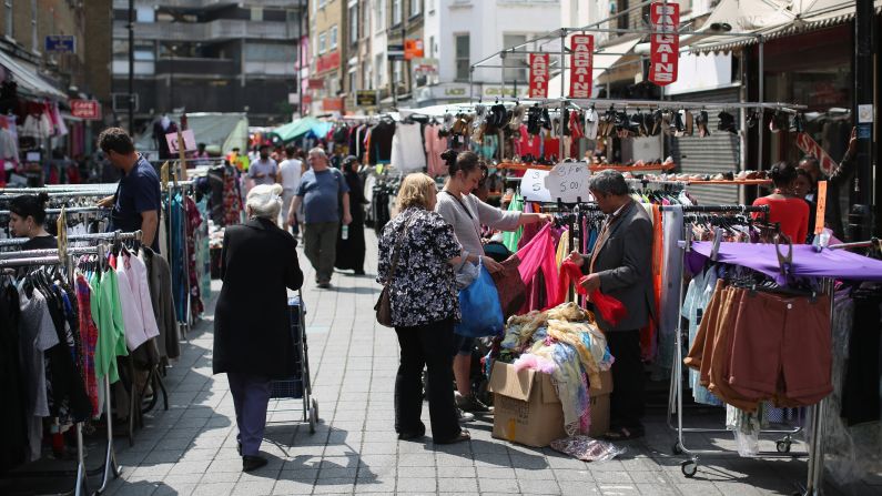 <strong>Petticoat Lane Market: </strong>Sunday crowds fill the local street markets in East London. Petticoat Lane Market has a down-to-Earth workaday vibe, in contrast to the more hipster Spitalfields Market nearby. 