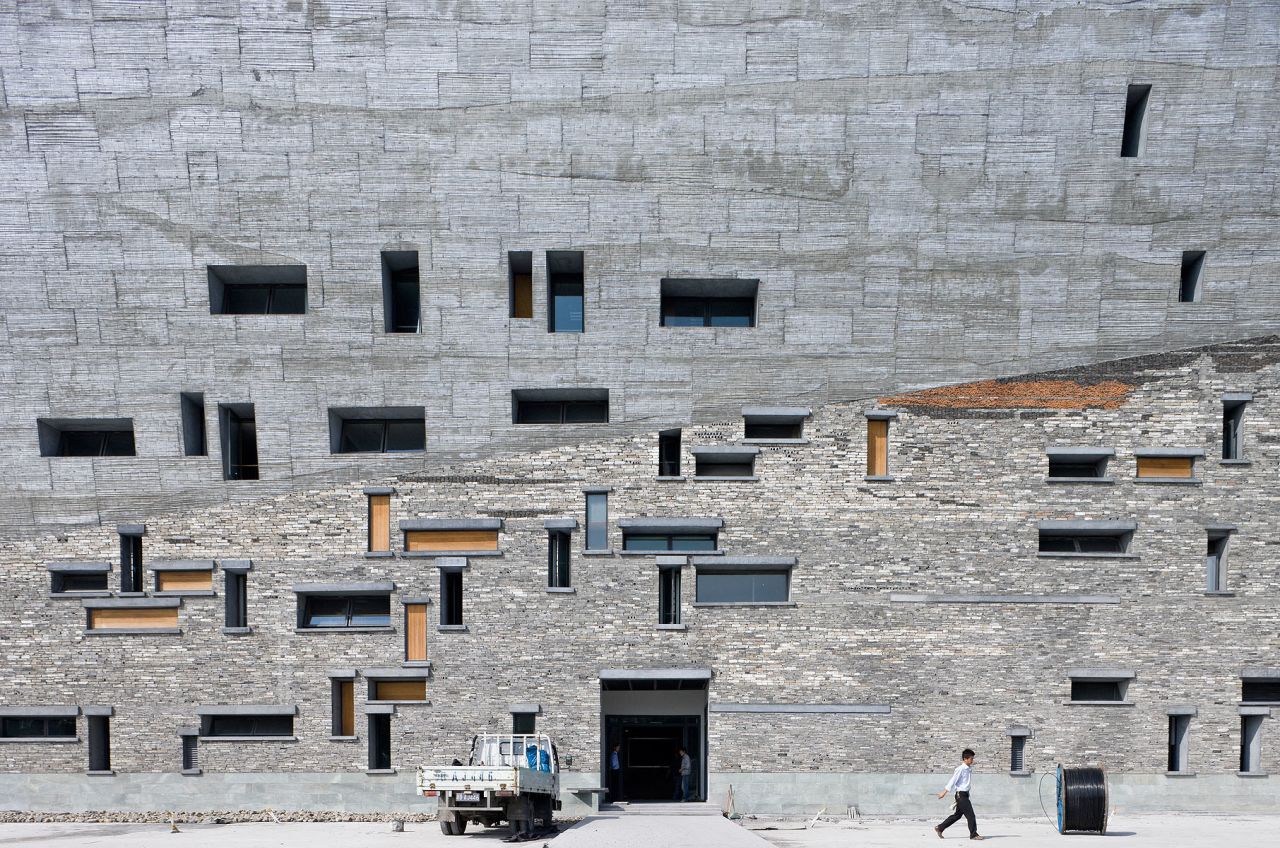 The museum's design was influenced by both the surrounding nature and Ningbo's history. The building was partly inspired by the East China Sea, which Ningbo has long relied on for trade and commerce.