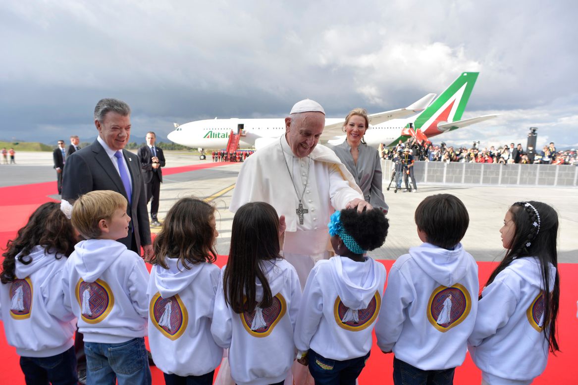 Pope Francis, standing with Colombian President Juan Manuel Santos and first lady Maria Clemencia Rodriguez, greets children Wednesday, September 6, during a welcoming ceremony in Bogota, Colombia. The Pope is <a href="http://www.cnn.com/2017/09/07/americas/gallery/pope-francis-colombia-visit/index.html" target="_blank">in Colombia this week</a> on a peace-building initiative.