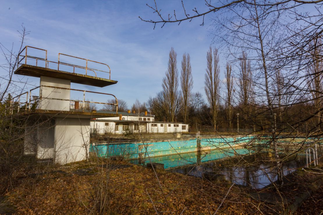 Fahey photographed Freibad Lichtenberg, a public swimming pool that was abandoned in the late 1980s.