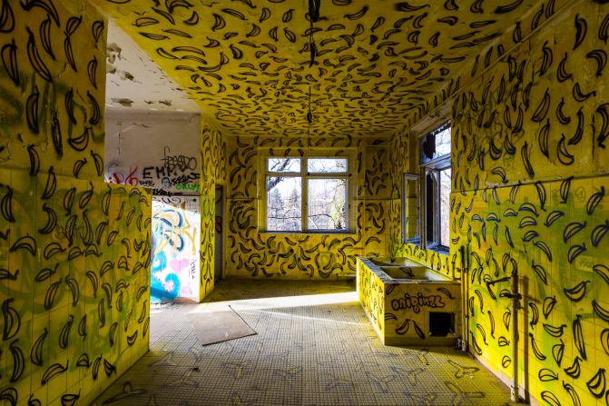 <strong>Abandoned Berlin -- Children's hospital in Weissensee:</strong> Breaking into an abandoned building isn't always easy. "It really depends on the place," says Fahey. This former children's hospital in Weissensee has become a canvas for the city's street artists.