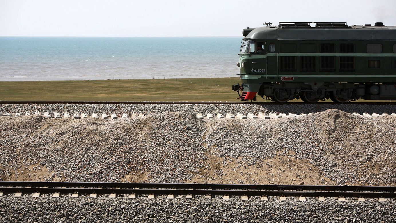 <strong>Qinghai Lake, Qinghai: </strong>China's largest inland saltwater lake, Qinghai Lake is like an oil painting. The Qinghai-Tibet railway is one way to see it.