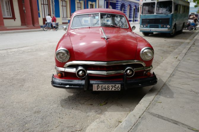 Cuban entrepreneurs are restoring American cars imported before the US' 1960 embargo on exports to the island in a bid to appeal to Americans tourists. 