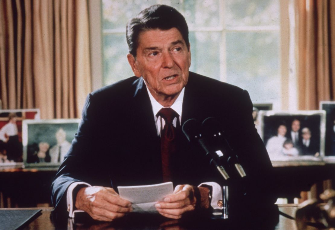 President Ronald Reagan makes an announcement from his desk at the White House in 1985.