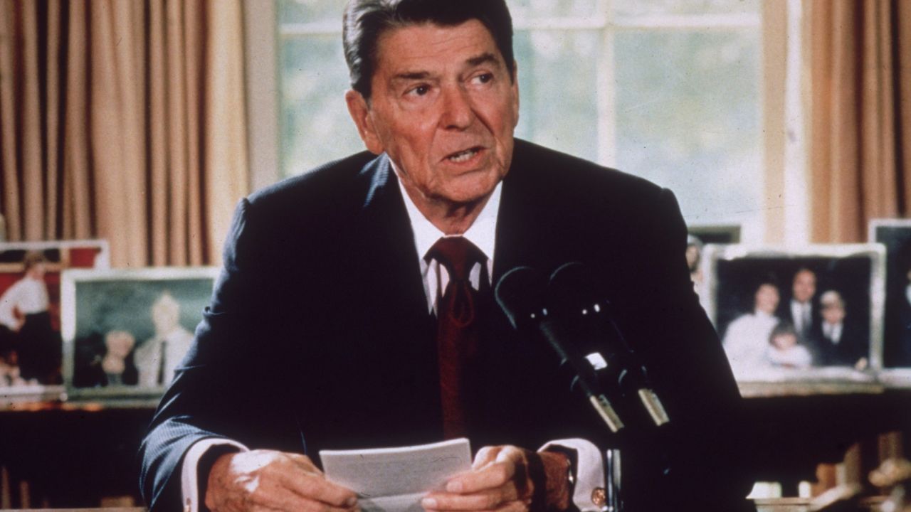 President Ronald Reagan makes an announcement from his desk at the White House in 1985.