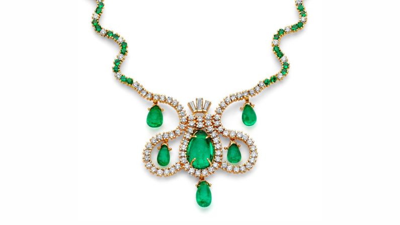 The large (9.84-carat) cabochon emerald at the center of this necklace is surrounded by almost 13 carats of diamonds, with a further 60 diamonds strung along its chain. The design combines elements of Spanish and Native American art and contains 127 emeralds and 153 diamonds in total.