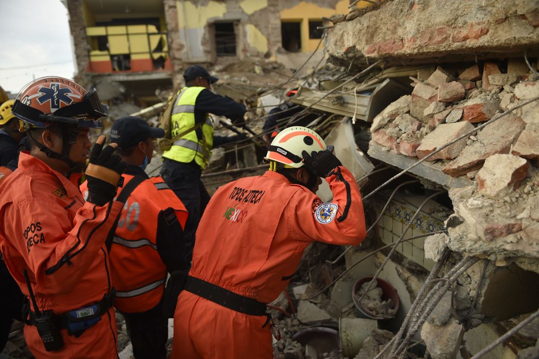 Los Topos members assist after September 8 quake in Oaxaca state. 