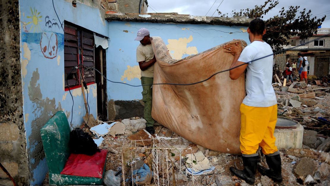 Cubans recover their belongings after the passage of Hurricane Irma.