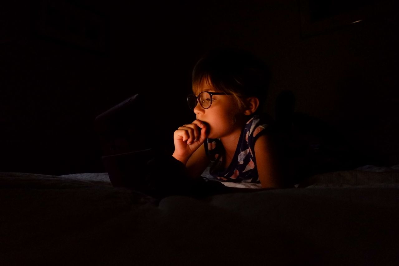 <strong>Low light: </strong>The Fuji X-A10's auto white balance wasn't exactly accurate, but the rosy hue it gave to the blue light on the girl and computer photo was pleasing.<br />