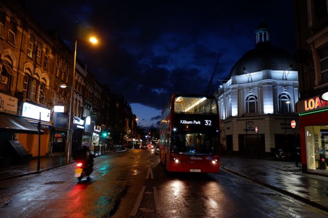 <strong>Night cityscape: </strong>Low-light shooting was great using Night mode. Even set to ISO3200 for gloomy conditions, digital noise was minimal.