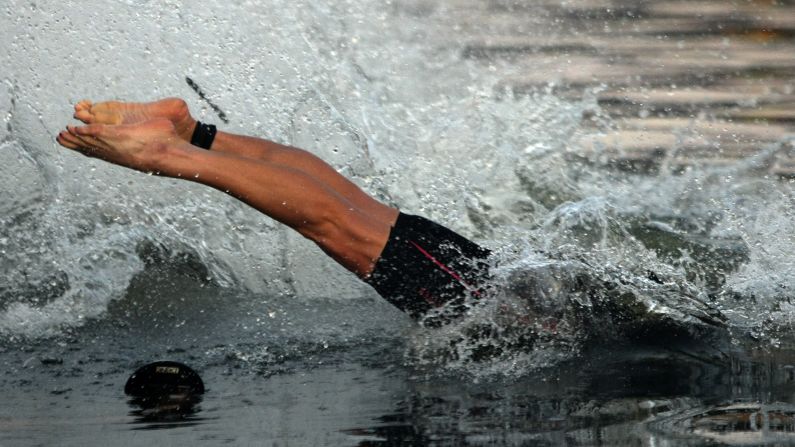 British triathlete Holly Lawrence dives into the Tennessee River during the Ironman World Championship, which took place in Chattanooga, Tennessee, on Saturday, September 9. <a href="index.php?page=&url=http%3A%2F%2Fwww.cnn.com%2F2017%2F09%2F04%2Fsport%2Fgallery%2Fwhat-a-shot-sports-0905%2Findex.html" target="_blank">See 30 amazing sports photos from last week</a>