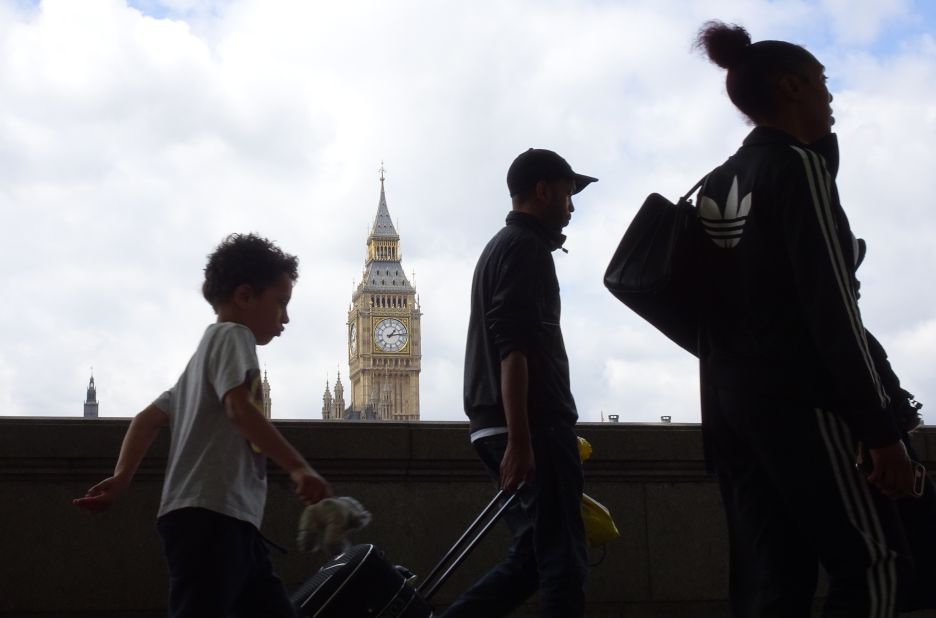 <strong>Silhouette: </strong>This produced a well-exposed background, but the camera didn't render the figures in the foreground in enough shadow.