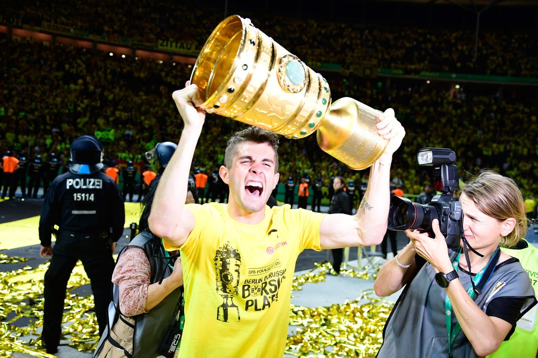 Pulisic celebrates with the German Cup trophy after Dortmund's win against Eintracht Frankfurt in the 2017 final.