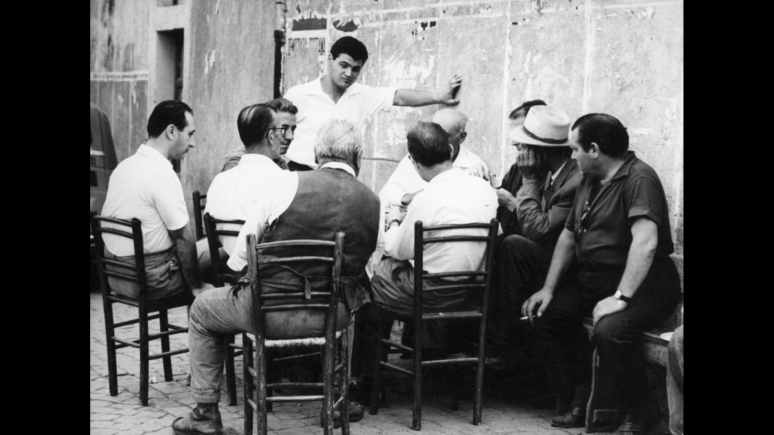 Men gathered in a piazza in Trastevere, the neighborhood in Rome where Wurmfeld lived, caught her eye. "They seem to be having an interesting discussion," she says, although they could also have been playing cards. The area is now a fashionable upscale neighborhood. 