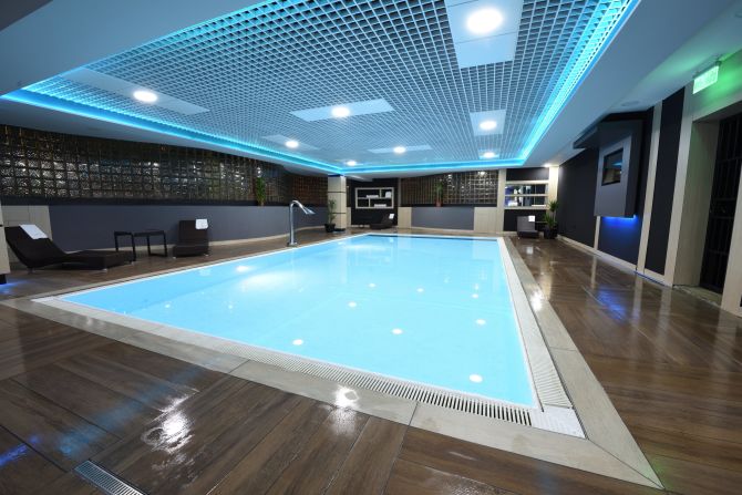 <strong>Shiny facilities: </strong>Hotel Holiday has a spa center with saunas, a pool, massage rooms and a fitness center. 
