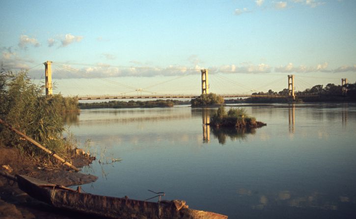 This French-built suspension bridge was a popular pedestrian crossing and vantage point for its views of the Euphrates River. It became a key supply line in a battle for the city, and <a href="index.php?page=&url=http%3A%2F%2Fwww.syriadeeply.org%2Farticles%2F2013%2F11%2F2595%2Fcrossing-bridge-death-deir-ezzor%2F" target="_blank" target="_blank">collapsed under shelling.</a> Deir Ez-zor's Siyasiyeh Bridge was also destroyed.