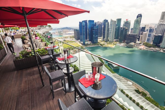 <strong>Rooftop drinks</strong>: This is also where you'll find <a href="index.php?page=&url=http%3A%2F%2Fsg.celavi.com%2F" target="_blank" target="_blank">Ce La Vi bar </a>and restaurant.