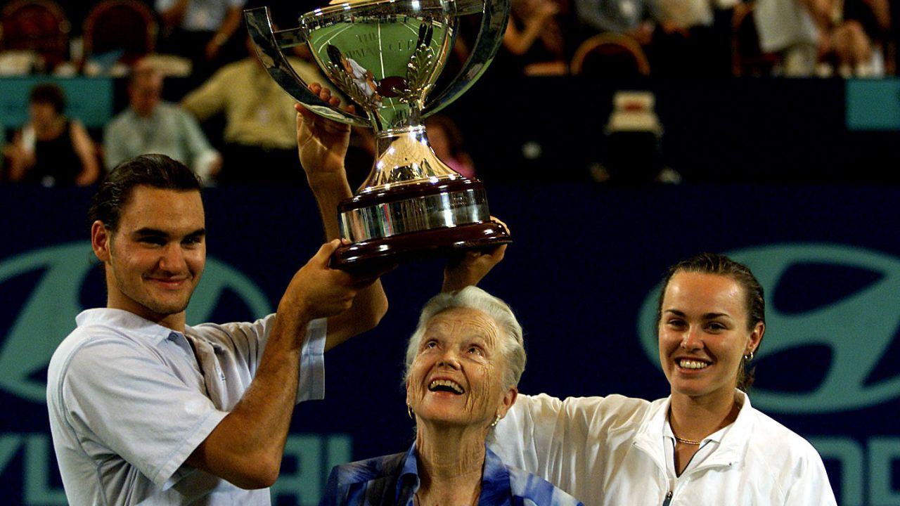 Roger Federer and Martina Hingis pose with the 2001 Hopman Cup trophy.