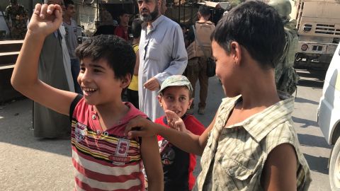Children salute Russian and Syrian soldiers in Deir Ezzor after they helped push ISIS fighters out.