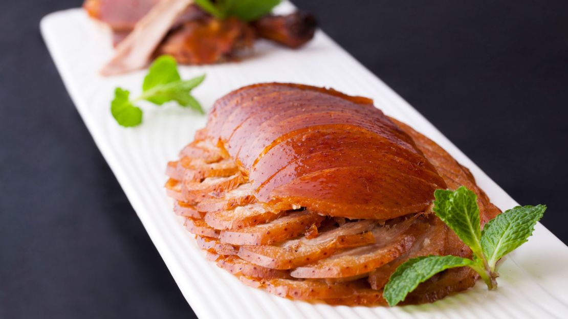 Sheng Yong Xing is known for its roast duck, which is cooked at a high temperature.