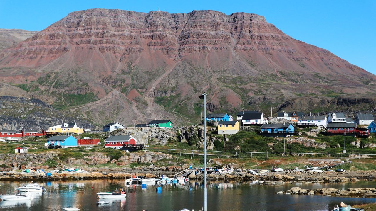 Dikso Island has only one settlement, Qeqertarsuaq. The area is called the Grand Canyon of the Arctic by locals. 