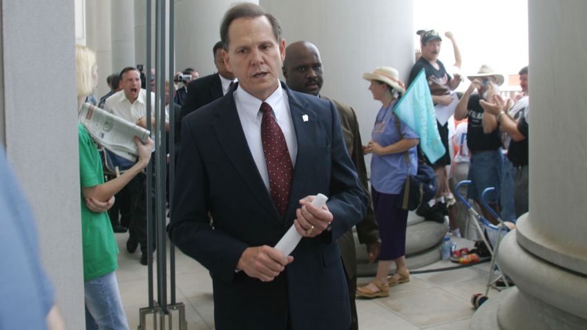 MONTGOMERY, AL ? AUGUST 21: Alabama Supreme Court Chief Justice Roy Moore walks back into the state Judicial Building after addressing supporters August 21, 2003 in Montgomery, Alabama.