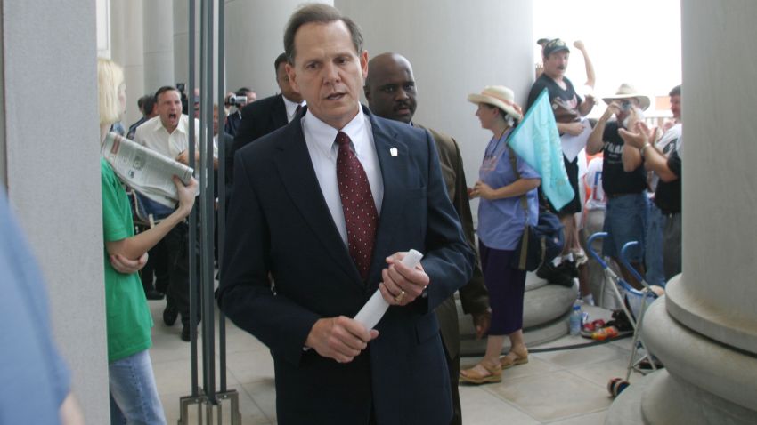 MONTGOMERY, AL ? AUGUST 21:  Alabama Supreme Court Chief Justice Roy Moore walks back into the state Judicial Building after addressing supporters August 21, 2003 in Montgomery, Alabama.