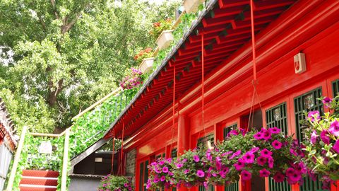 161 Lama Temple Courtyard Hotel features Chinese-style accommodation and is situated near to the Summer Palace.