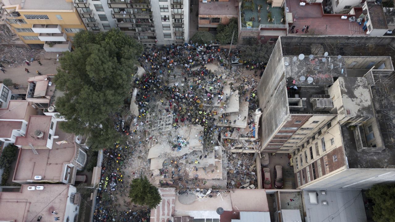 A search goes on at the scene of a collapsed building in Mexico City's Del Valle neighborhood on September 19.