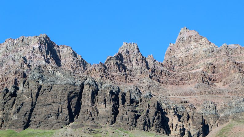 Continuing east, giant canyons that resemble the landscape of the Colorado River open up. It becomes clear why locals call these mountains the Grand Canyon of Disko Island. 
