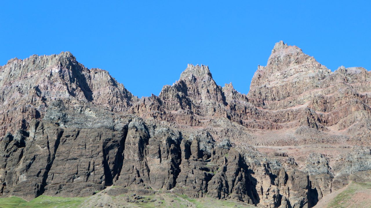 Continuing east, giant canyons that resemble the landscape of the Colorado River open up. It becomes clear why locals call these mountains the Grand Canyon of Disko Island.