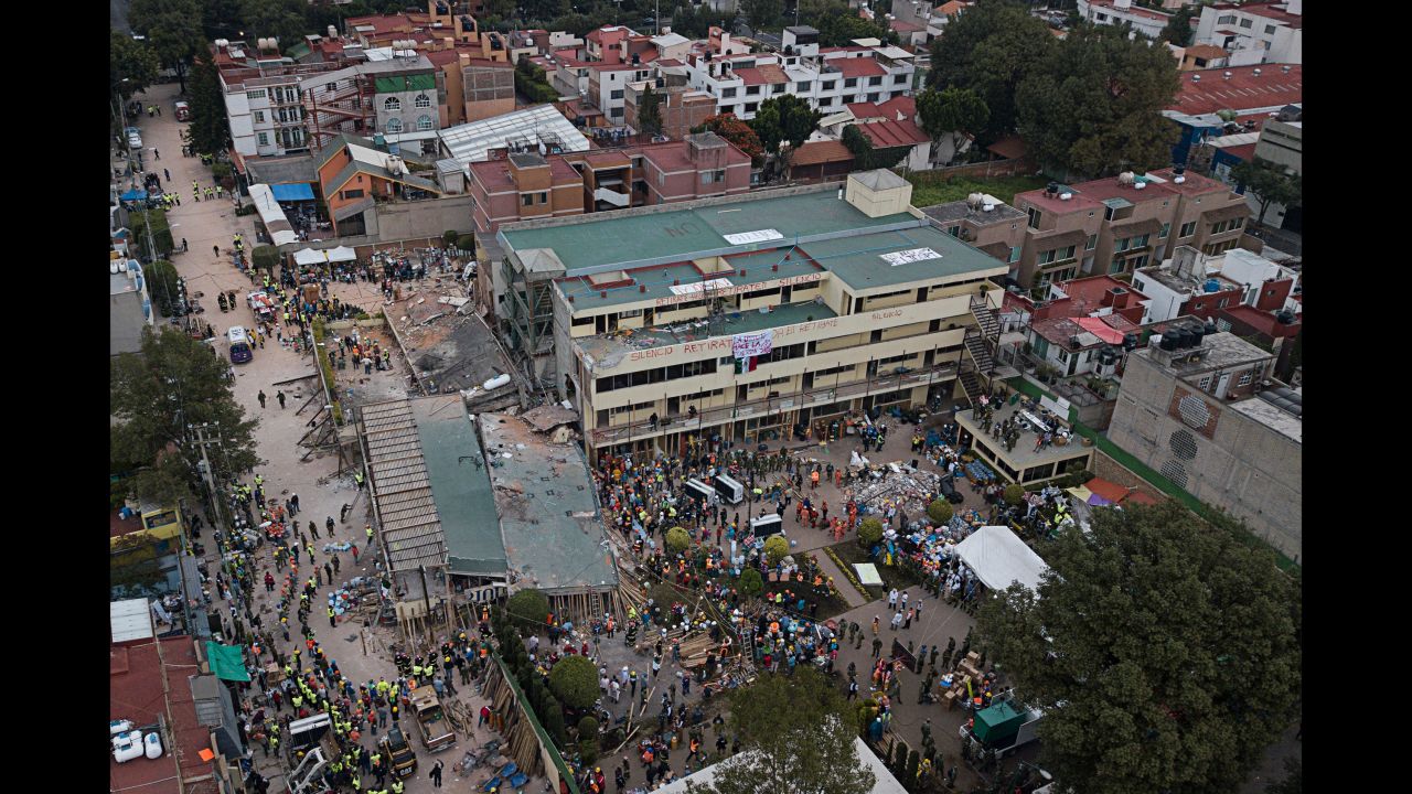 Volunteers and rescue workers search for people trapped inside the Enrique Rebsamen school on September 20. 