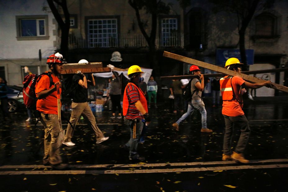 Men carry beams of wood to offer help in Mexico City's Roma neighborhood on September 20. 