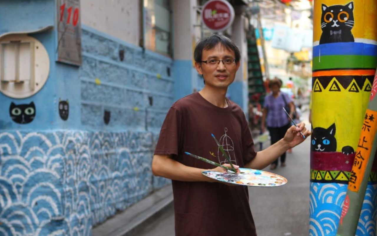 <strong>Uncle Cat: </strong>It all started with Guo Mingming, aka  "Uncle Cat."  A homegrown Xiamen artist, he paints cat murals on Ding'aozai Street. 