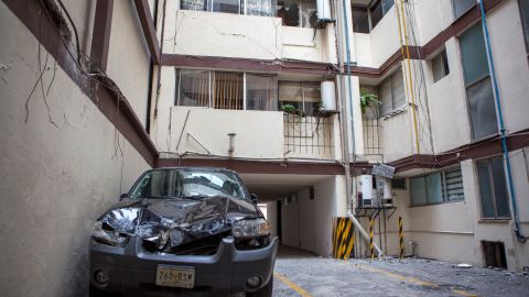The Silva family's car was totalled after a 1500-liter gas tank fell eight stories onto it, spilling gas across the courtyard. Neighbors living over a five block radius were evacuated as a precaution.