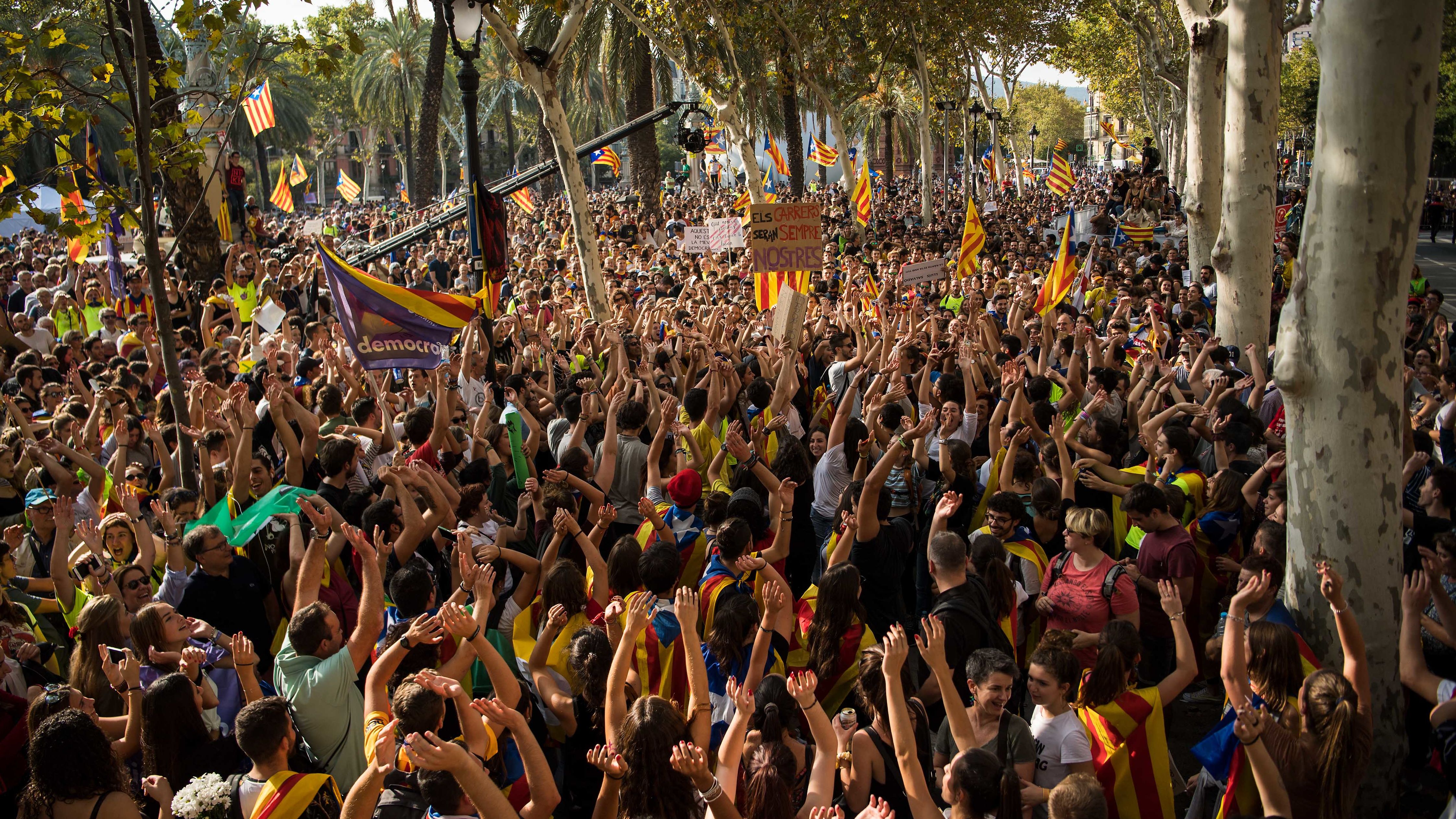 Separatist supporters demonstrate in front of the Catalan high court building on Thursday in Barcelona.