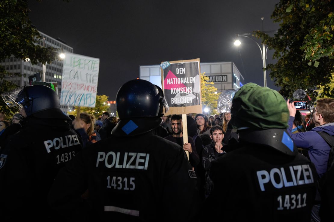 Opponents of the Alternative for Germany (AfD) protest against the result of the AfD.