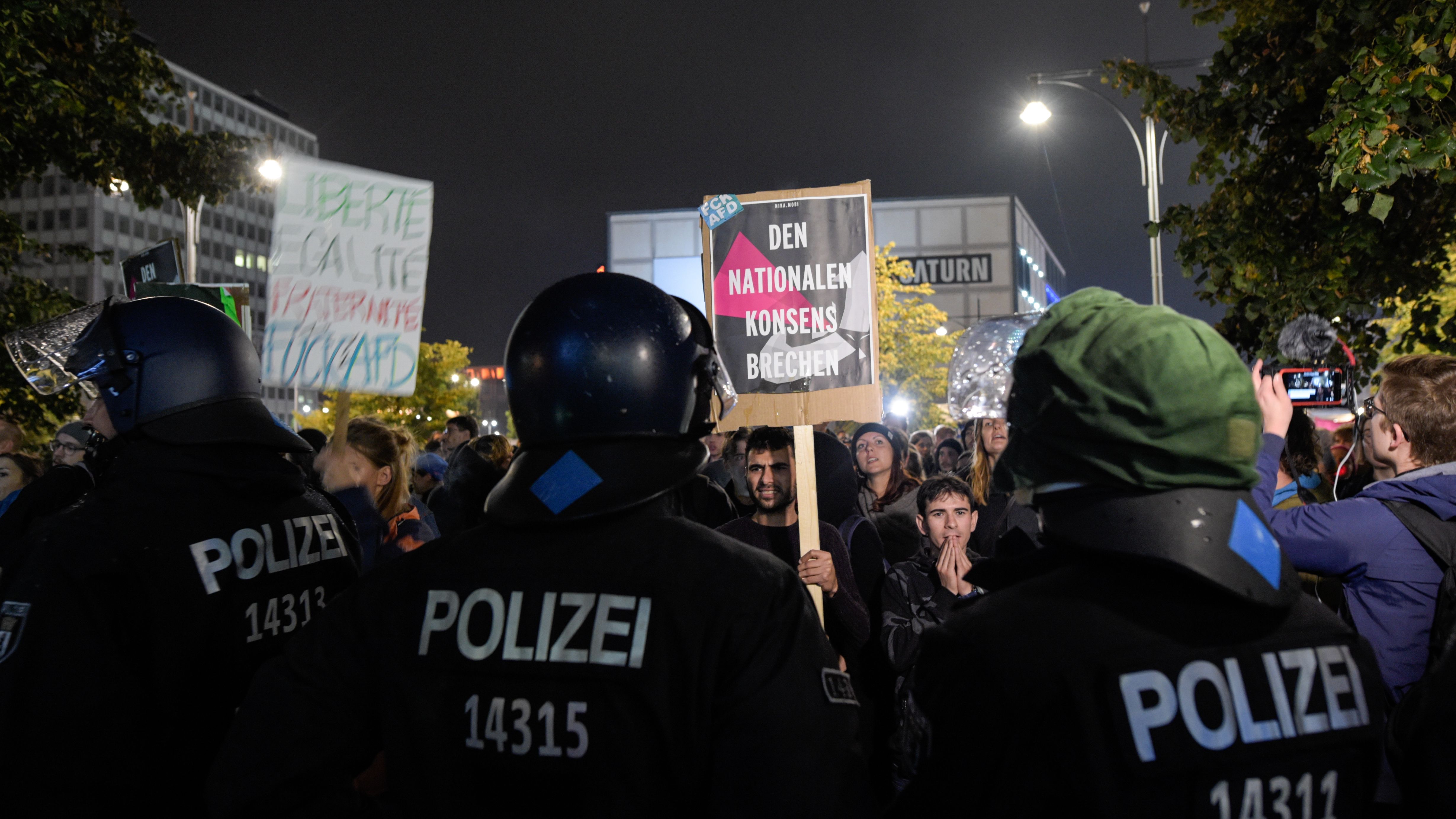 Opponents of the Alternative for Germany (AfD) protest against the result of the AfD.