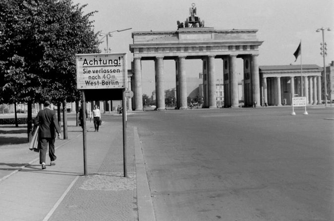 <strong>Cold War Berlin 1959-1966:</strong> Photographer Allan Hailstone took over 600 photographs of Berlin during the Cold War. It was "a city like nowhere else, with palpable atmosphere and decay," writes Hailstone in his new book "Berlin in the Cold War: 1959-1966."